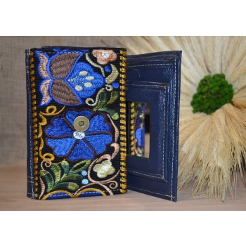 Portfel mały skórzany granatowy z kwiatowym kolorowym haftem .